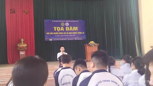 Description: Trong hình ảnh có thể có: 1 người, văn bản