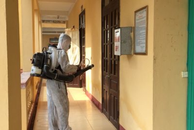 TRƯỜNG THPT NGUYỄN ĐỨC THUẬN KẾT HỢP VỚI TRUNG TÂM Y TẾ HUYỆN VỤ BẢN PHUN THUỐC PHÒNG DỊCH CÚM GÂY RA DO CHỦNG VIRUS CORONA MỚI