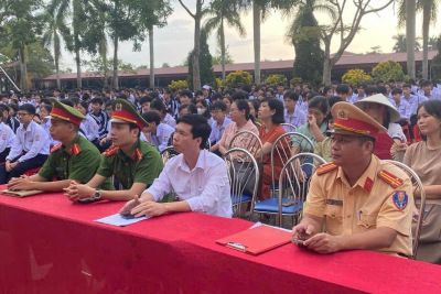 TRƯỜNG THPT NGUYỄN ĐỨC THUẬN TỔ CHỨC TUYÊN TRUYỀN PHỔ BIẾN GIÁO DỤC PHÁP LUẬT NĂM HỌC 2024-2025